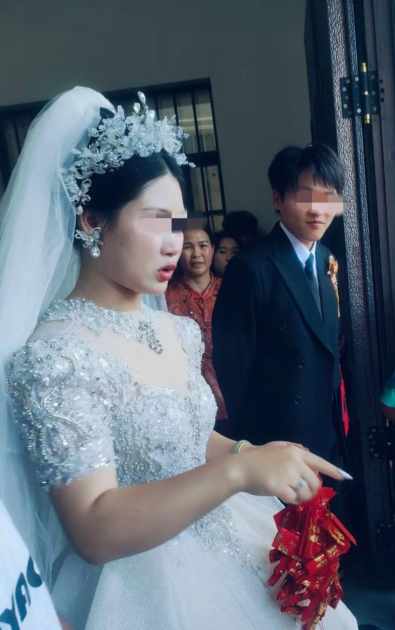 这新娘子漂亮不？
表妹昨天出嫁了，出门的时刻大姨给她喂了离娘饭，亲戚们纷纷献上红