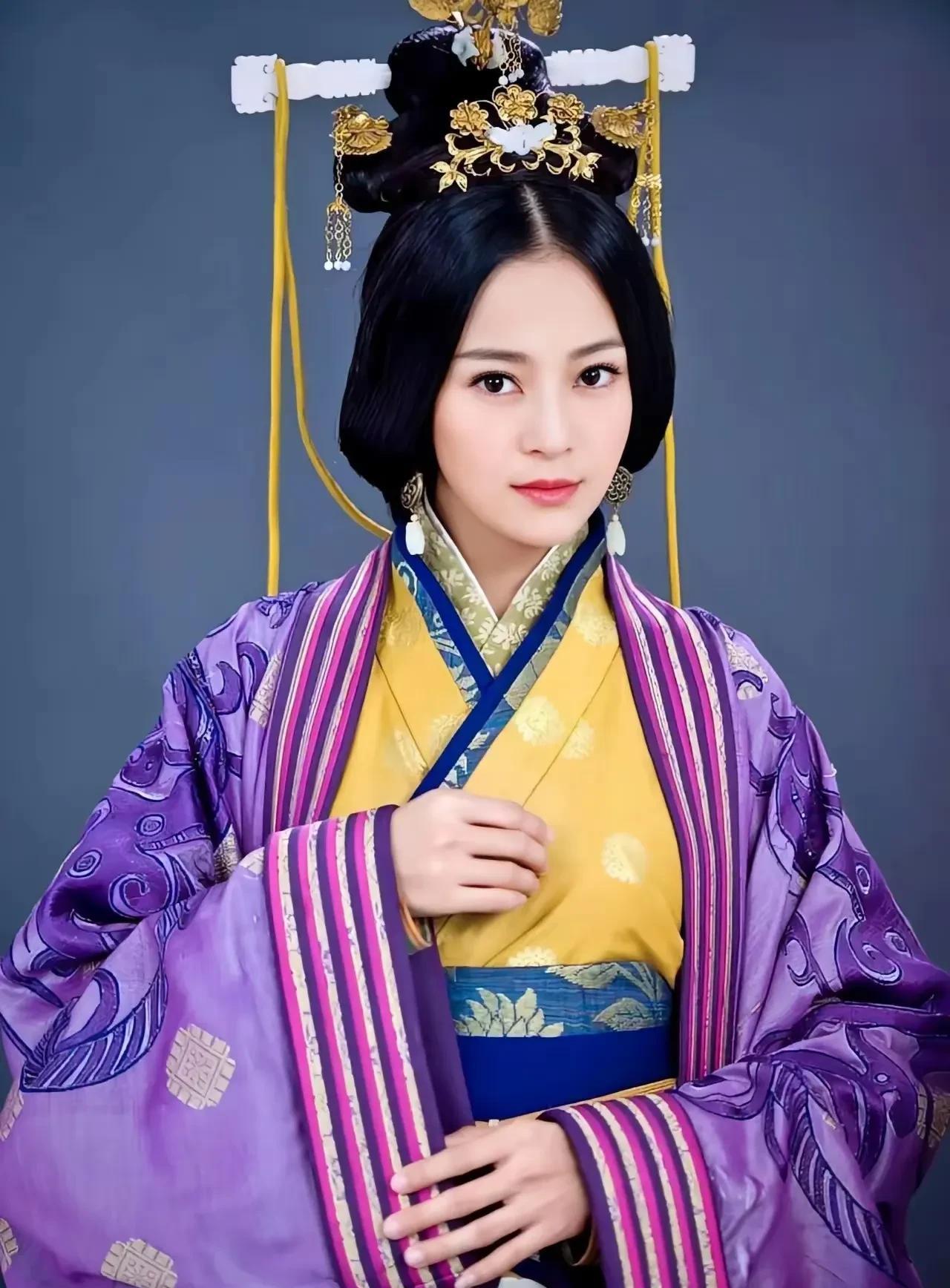 公元41年，光武帝刘秀废掉了皇后郭圣通，16岁的太子刘彊惶恐不安。没想到，他对刘
