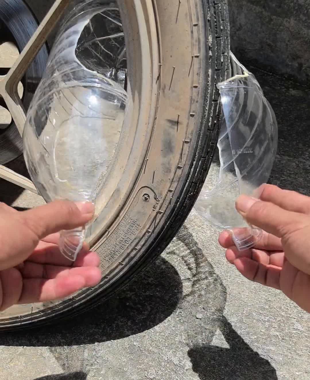 摩特车防盗技巧。
摩特车经常被盗的看过来。找来一个能装五升水的空瓶子，然后从中