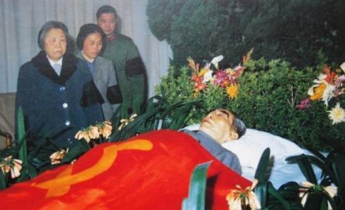 周总理去世3小时后，遗体被医生解剖研究！发现肝、肺、大脑都形成了恶性肿瘤，而当年