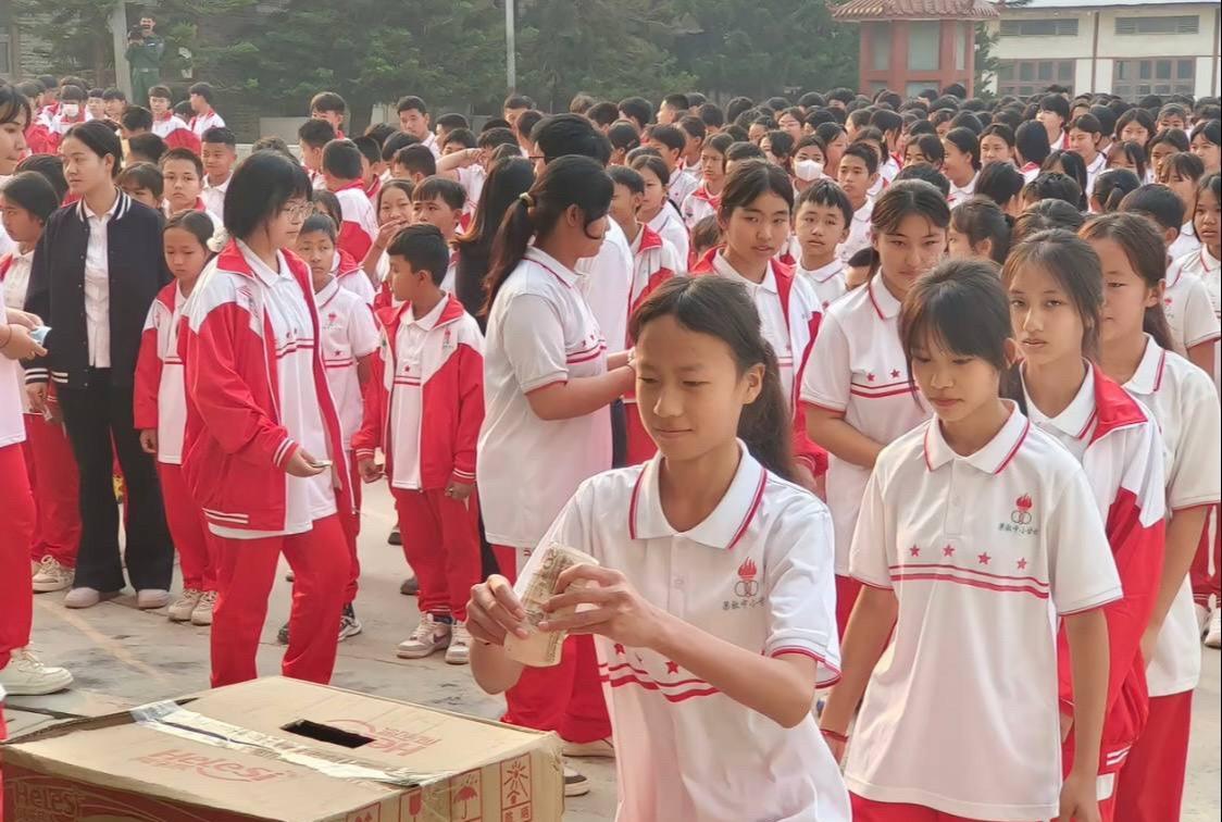 缅北果敢地区的学校，也在组织学生对缅甸地震捐款，博主是强烈反对！因为果敢地区的民