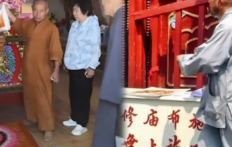 五台山普寿寺门口贴了张通知：从今往后，不收了米面油这些供品，只收现金。

僧人说