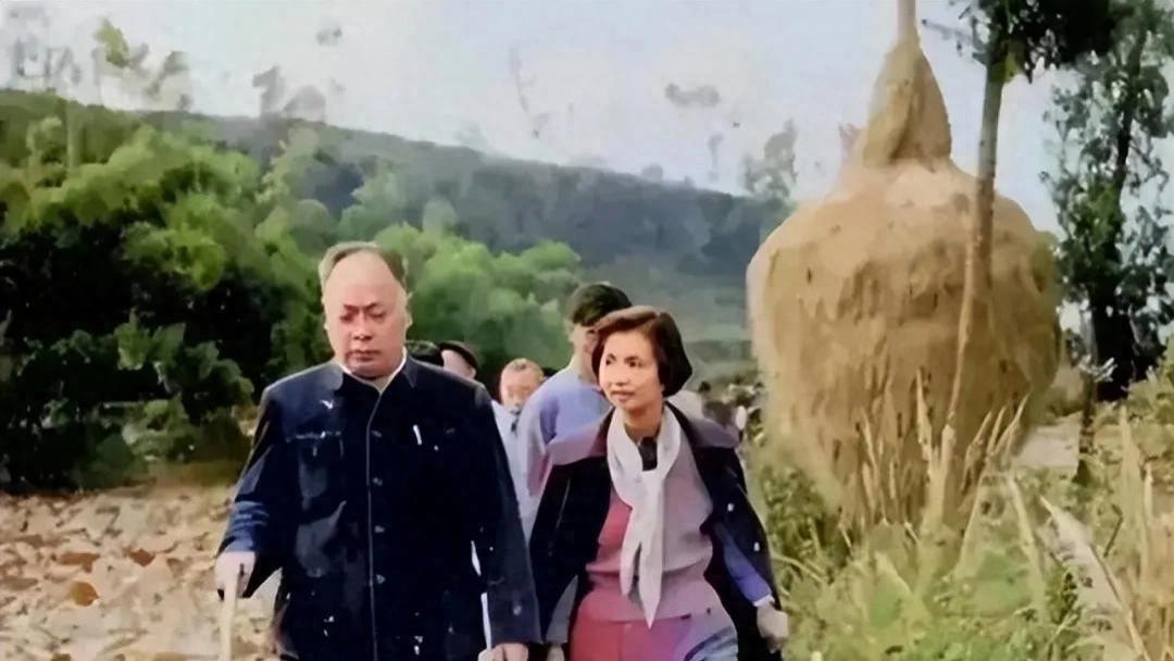 1959年，陈毅回四川老家，夫人张茜那年37岁，长相出众，气质非凡