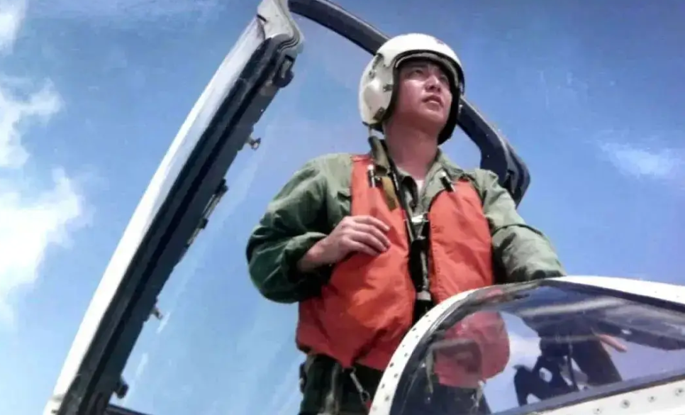山河无恙，如今的中国海空，我们全力守护！这是对英烈的告慰，更是我国海军力量飞跃的