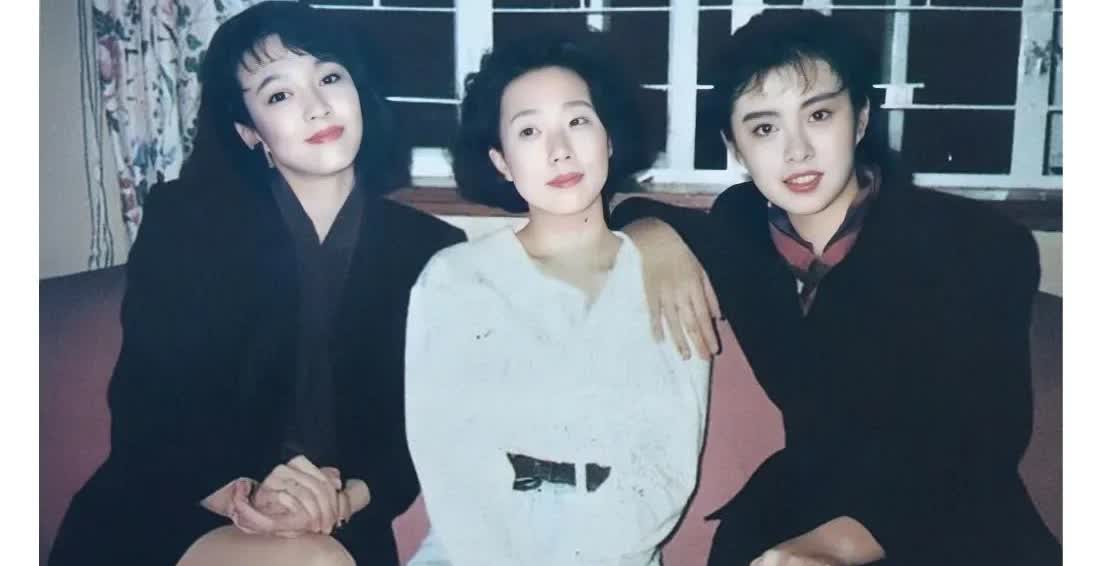 上世纪八十年代末，香港，郑裕玲、林忆莲、王祖贤年轻时的合影旧照，真是惊艳了时光。