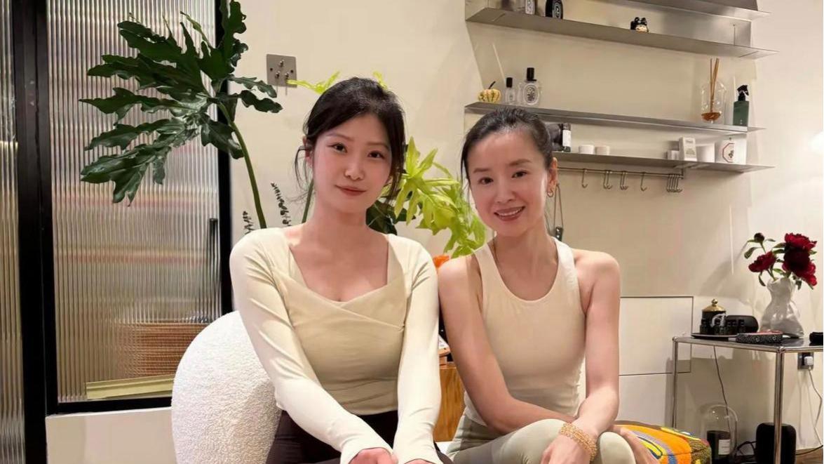董洁辽宁瑜伽课曝光！45岁素颜似少女，真实身材与皮肤引热议