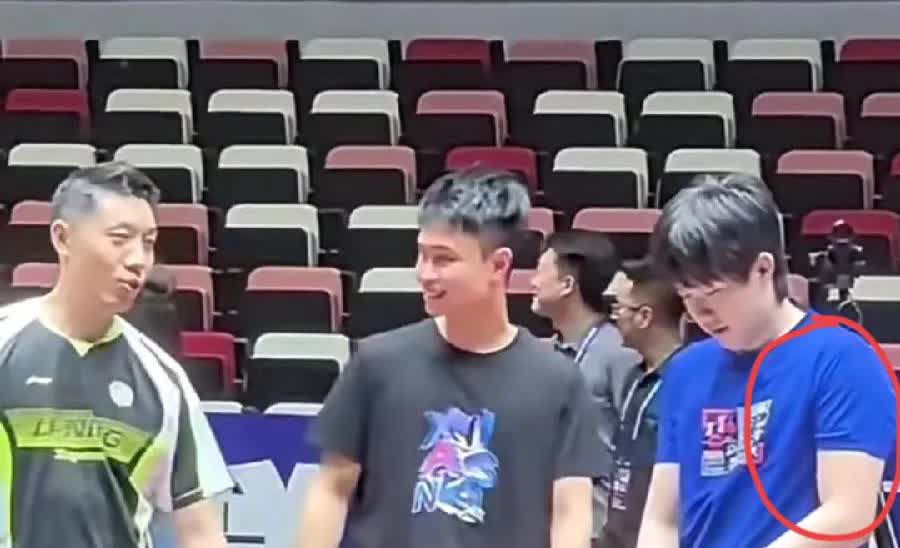 训练结束后，
大头特意走过去跟许昕还有周启豪聊天，
目前为止，
国乒史上最