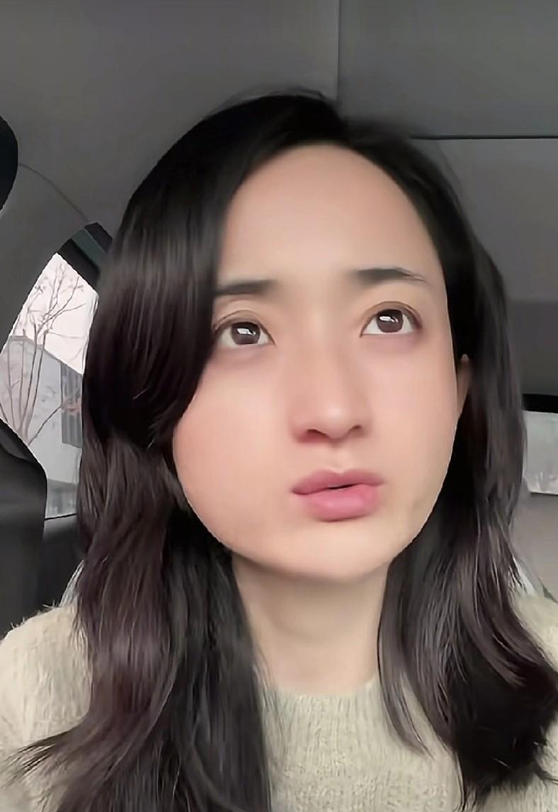 大龄剩女网红雅典娜不甘心自己去世后房产可能会归于别人，发誓一定要结婚生子。
雅典