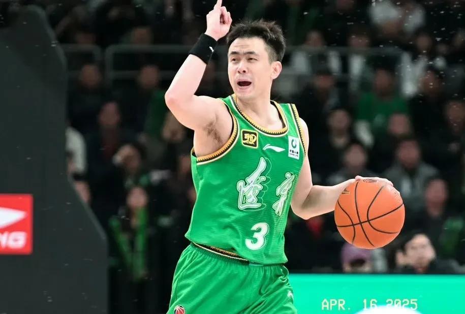 这数据！季后赛的赵继伟和常规赛判若两人
目前辽宁男篮与新疆大战两场，辽宁男篮大比