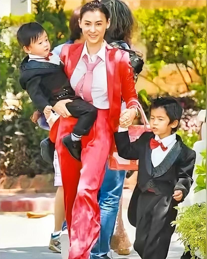 张柏芝，165cm，怀里抱着小儿子手里领着大儿子，一看就是一位好妈妈，把现在二胎