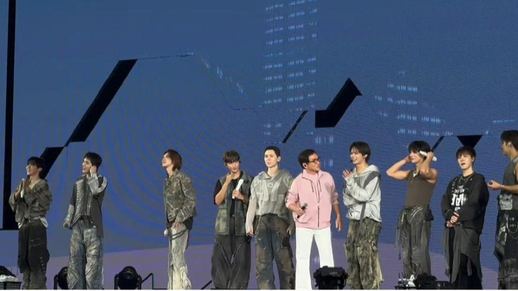 成龙×SEVENTEEN，香港演唱会神仙同框！