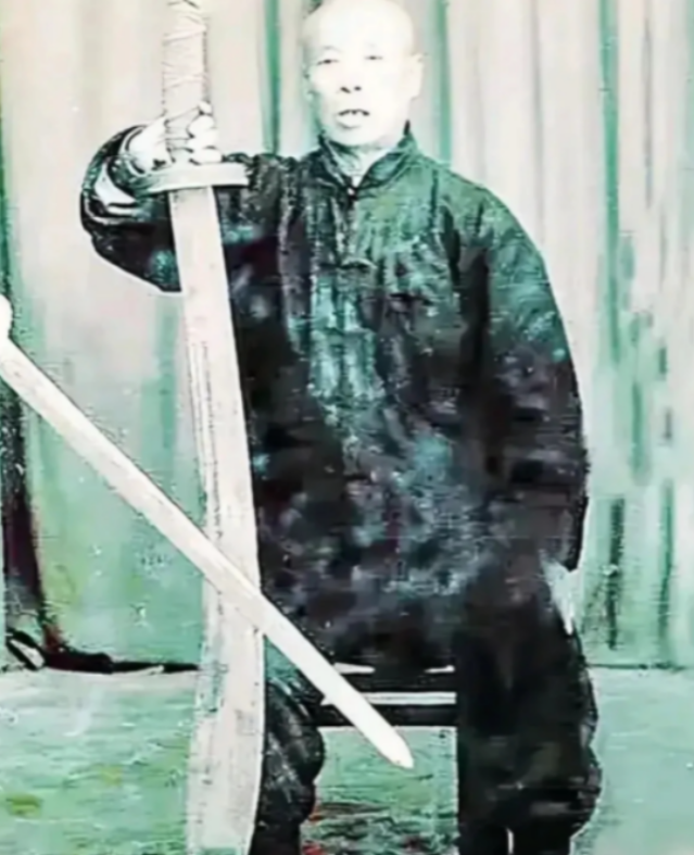 1944年日军抓来34个女子，让一个60多岁的病老汉看守，老汉点头答应，后来他趁