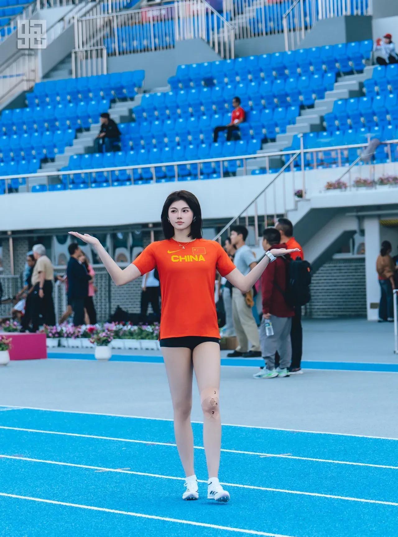 看到吴艳妮发文说已到韩国参加比赛，差点没认出来。
爱美的吴艳妮总是把自己打扮得很