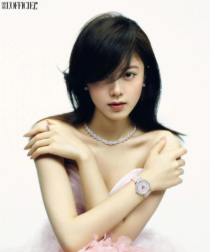 赵今麦现在是真的越来越有味道了！
小时候看她总觉得是个邻家妹妹，现在完全长开了，