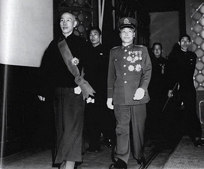 李宗仁请蒋介石吃饭，气愤地说：蒋家父子真是小人啊！