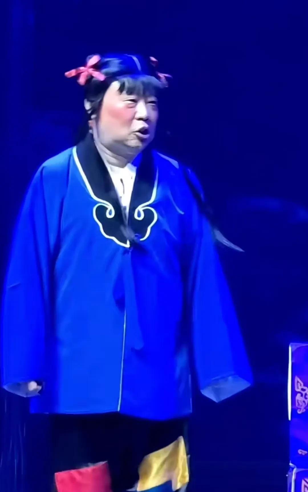难怪相声演员岳云鹏能卖萌，原来他师傅郭德纲也这样，看郭德纲这身打扮有点太搞笑了，