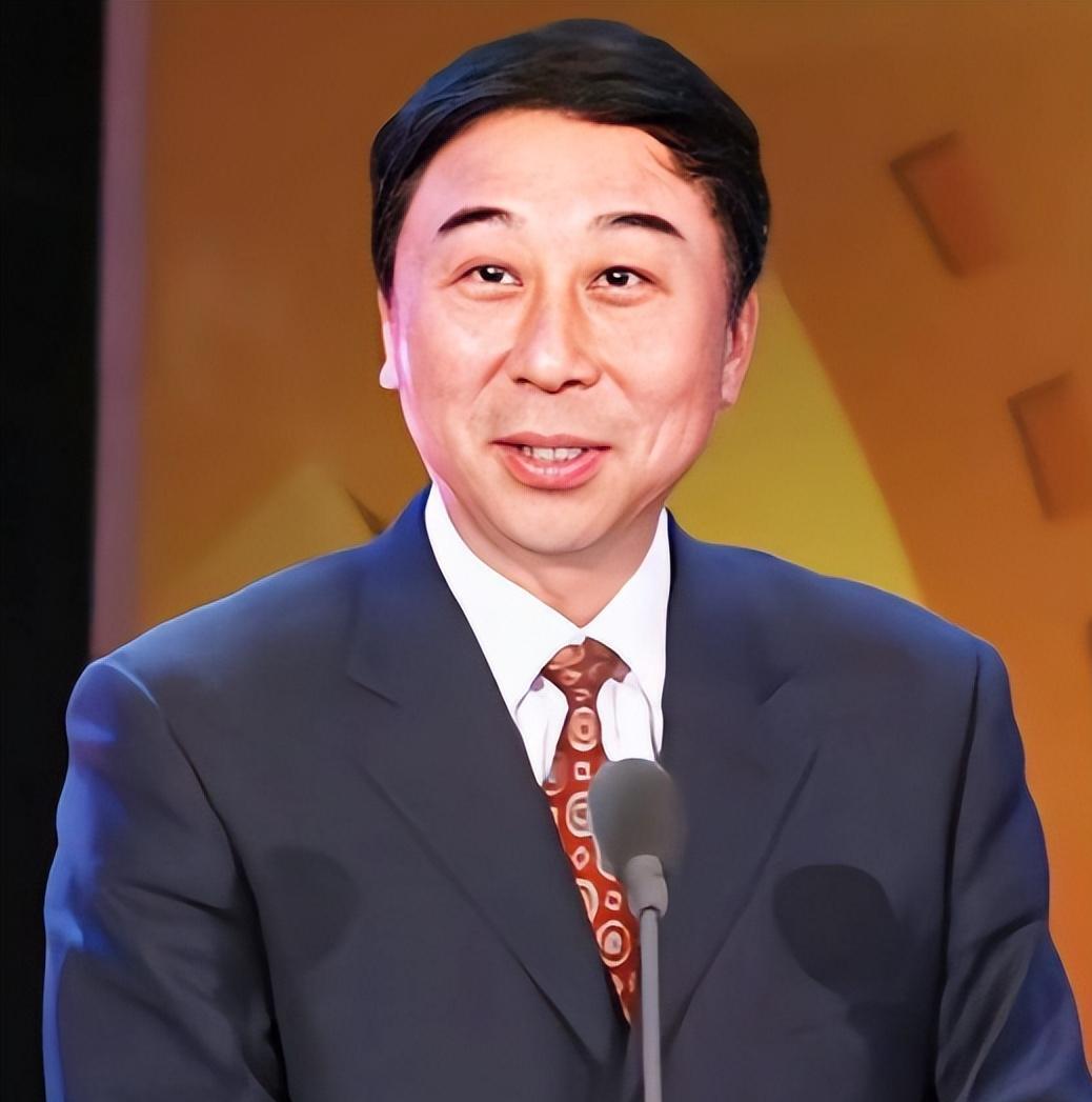 一天，冯巩带两个徒弟去吃饭，一共225元，可是结帐时却没人出声，冯巩只好对服务员