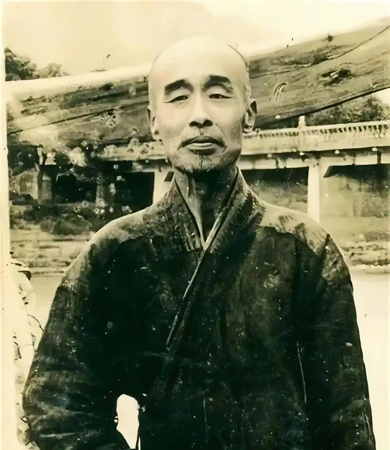 俞氏第一次撞见那幅画时，正拎着铜壶进来送茶。画布上的女子侧身坐着，赤着双脚搭在榻