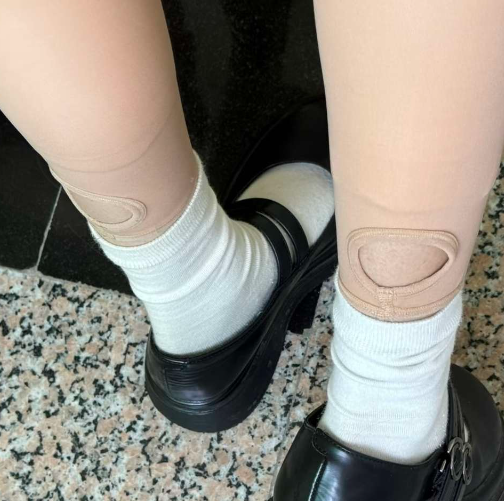 她的裤子怎么为什么有个洞