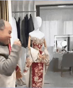 选择大与努力。
原认为是新娘的父亲配女儿来试婚礼服，看了一两遍后才知道，男子也是