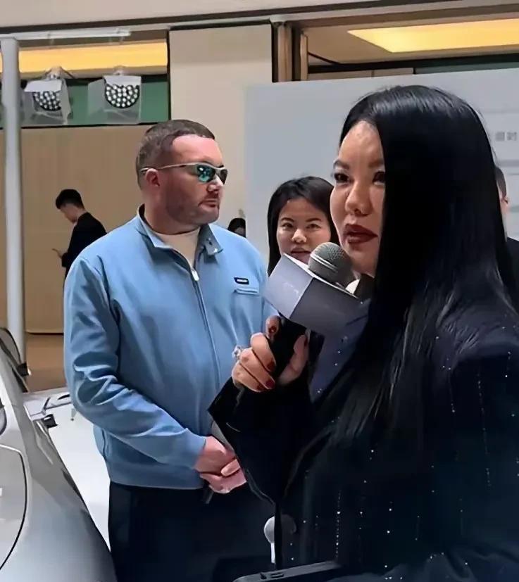 确实是有钱人
把自己养的这么好，连健康都不顾了呀这是！
李湘这次出席活动让人大跌