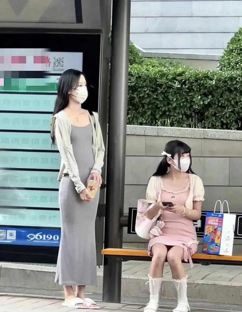 好奇，长发小姐姐的手机从哪里掏出来的？