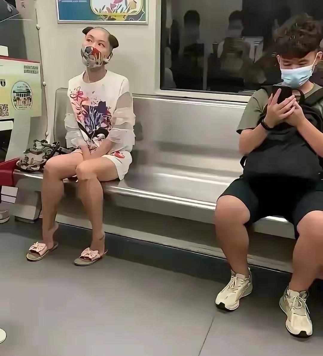嗯？这个造型儿，挺别致啊[我想静静][我想静静]