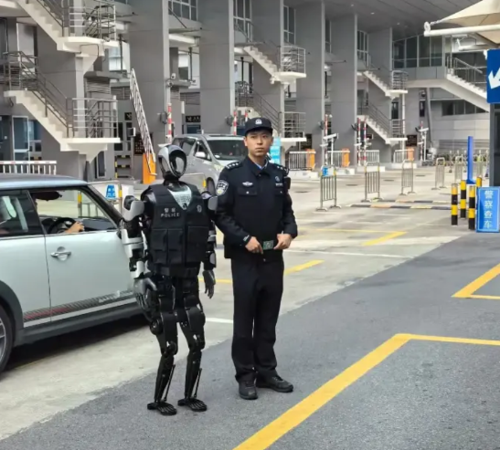 深圳机器人也开始上岗了，直接安排在深圳湾口岸执勤，这个站姿还是很有派头。
 
这