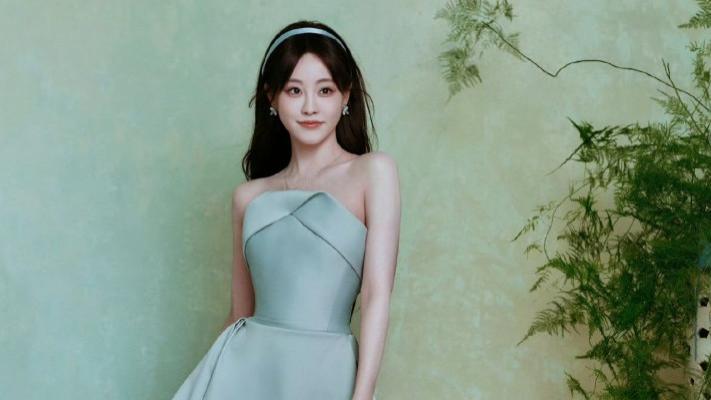 祝绪丹一袭淡绿色抹胸裙，优美的肩颈线条和锁骨，让人过目难忘