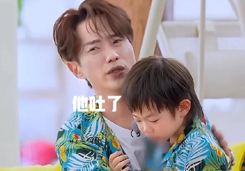 节目里，张栋梁抱着小男孩滚滚，但滚滚却突然吐了，呕吐物全吐在了张栋梁身上，然而张