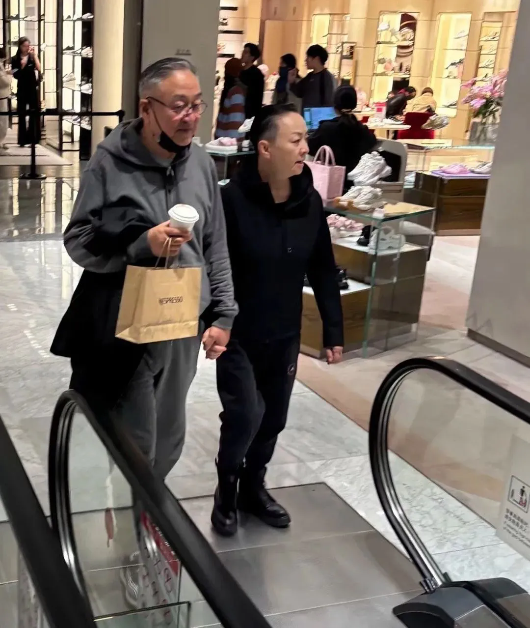 近日，有网友在商场偶遇了64岁的宋丹丹与老公赵玉吉。只见他们打扮十分默契，一个身