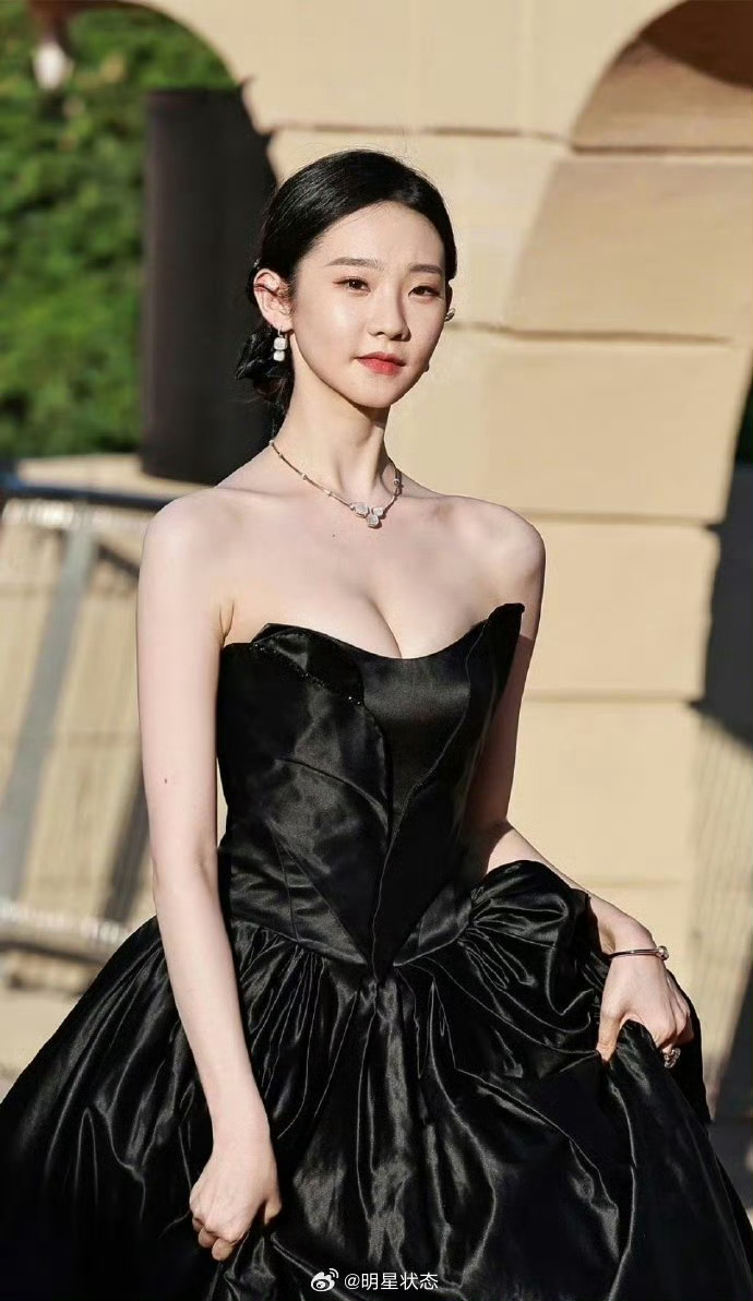 张艺凡岁数不大却很诱人，有种小女人的味儿