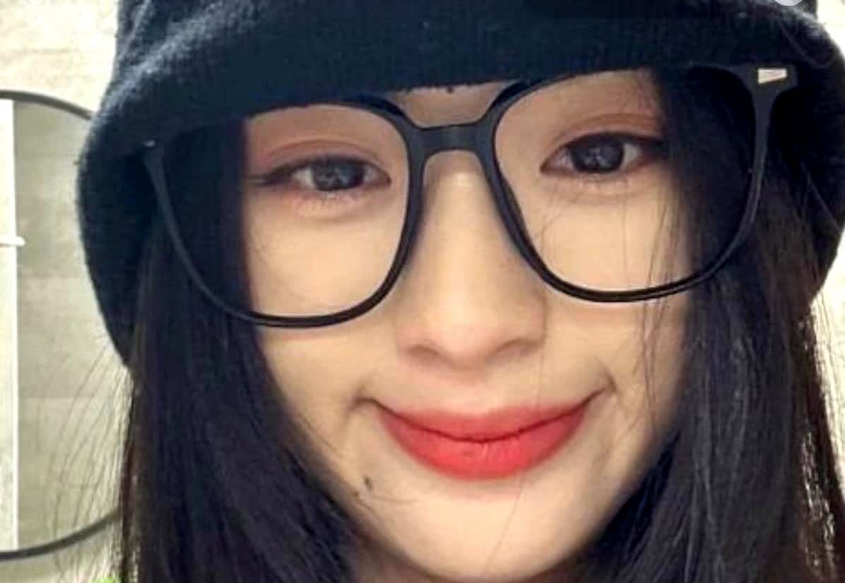 一觉醒来，全国网友差点气炸了。

杨伟女儿的微博，那是不查不知道，一查吓一跳