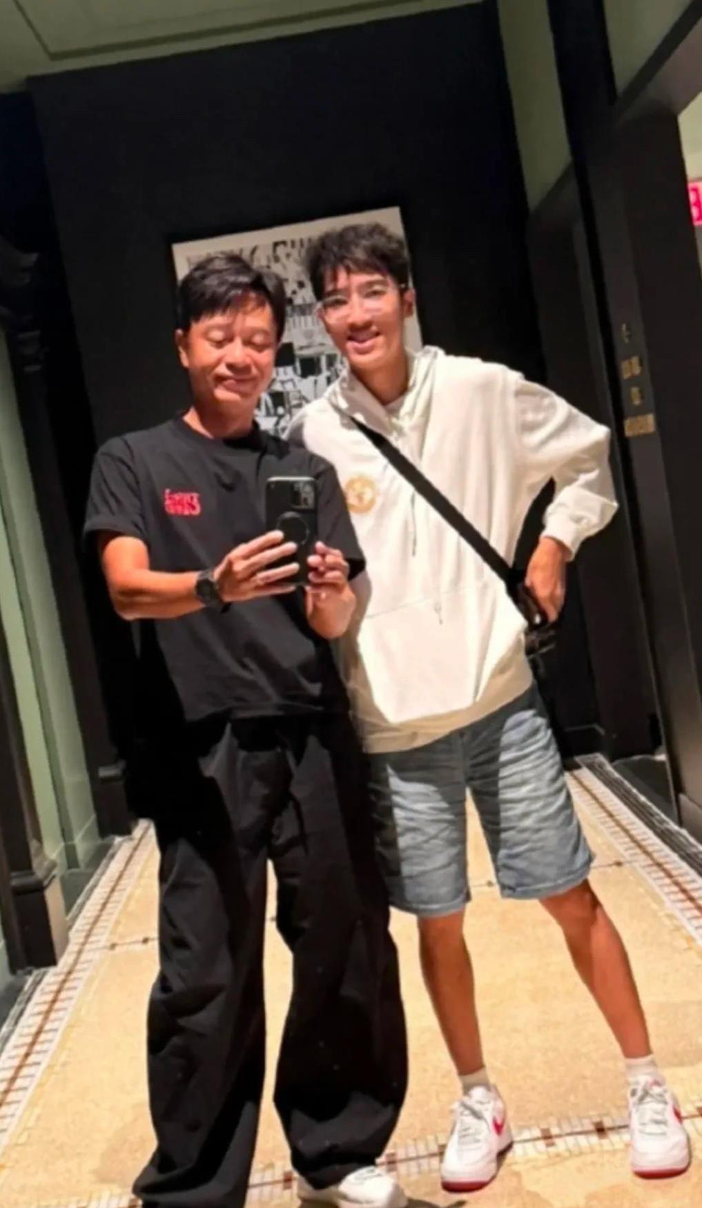 李克勤儿子Ryan赴纽约大学开学，并晒与父母的合照，这身高已经超过爸爸了啊！[得