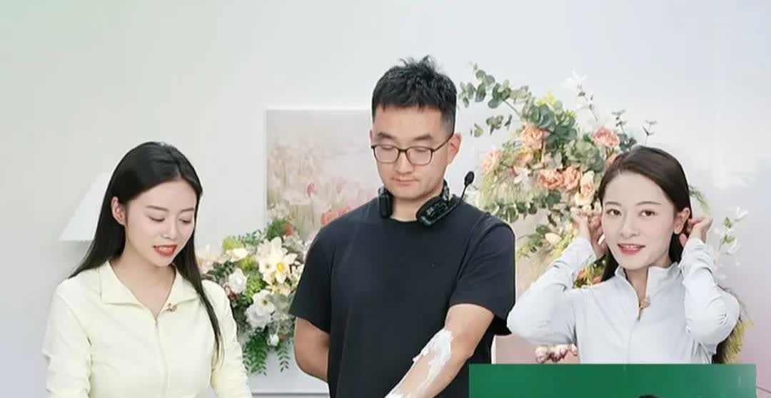 大家有没有发现个问题？
与辉同行的安安和小贝长得越来越像了👭，并且从原来的扭