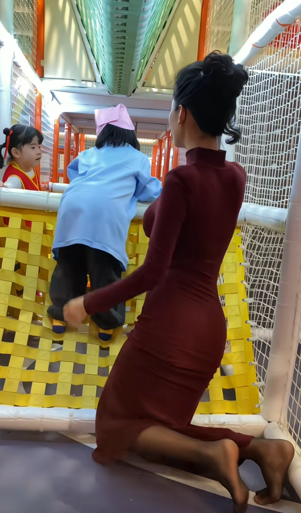 哥你就不能躲在绿化带冲出来吓大卡车一跳吗