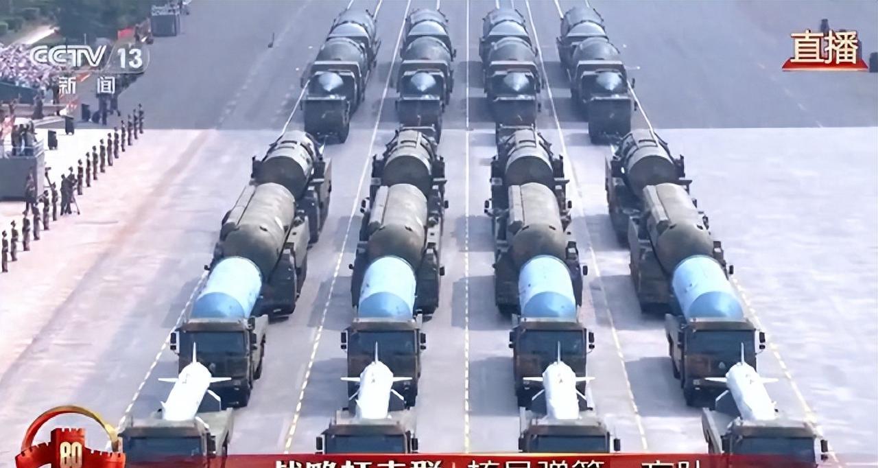 轰-6终于能打到美国了！惊雷-1导弹有重大战略价值
看过阅兵式的朋友们，你们注意