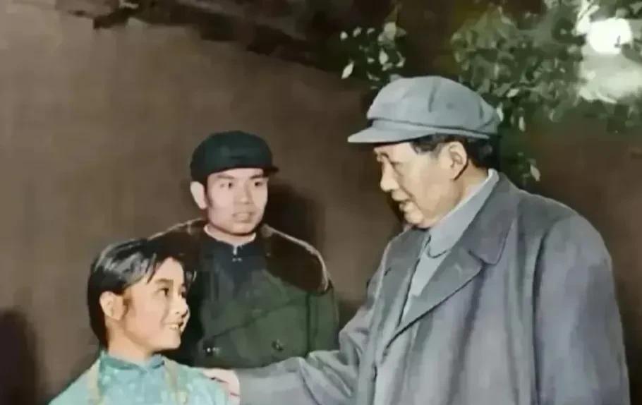 珍贵的老照片
这张照片真是太罕见了，在长春电影制片厂的摄影棚里，毛主席同《红孩子