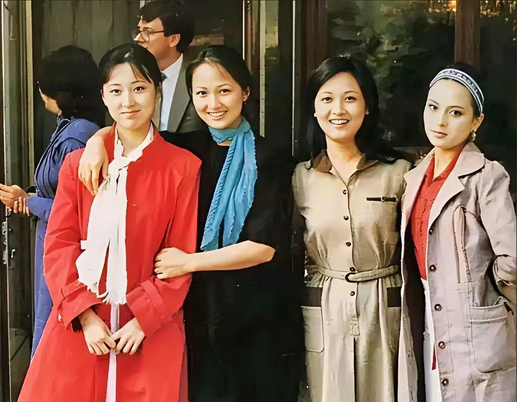 这四位佳人是87版电视剧《红楼梦》中的演员。
其实最符合她们扮演的角色（从左到右