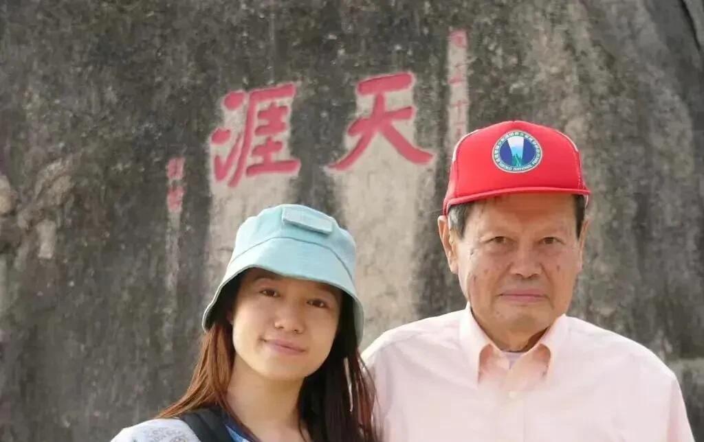 从照片中可以看出，他们真的挺恩爱的，102岁的杨教授经常带着48岁的妻子翁帆到处