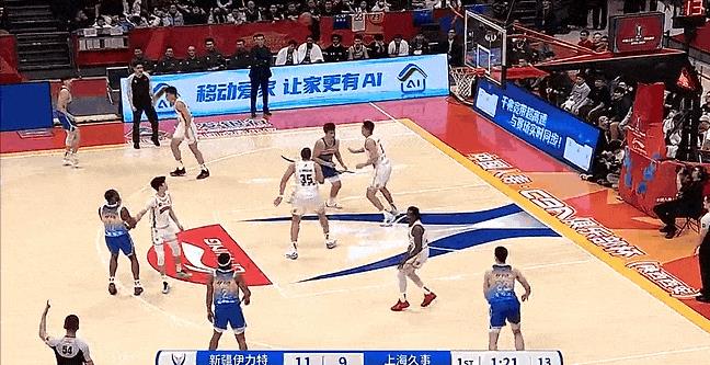 比摔跤呢？艾孜麦提这有点过分了！
在今天CBA俱乐部杯决赛，上海对阵新疆的第一节