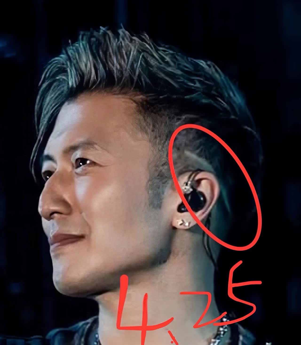 三天了 
谢霆锋衣服没换，裤子没换 
甚至连脚上袜子都没换，但是他却偷偷的换