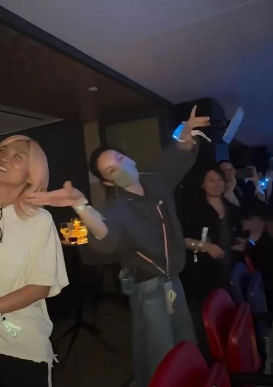 王菲谢霆锋度假归来！王菲霸气领路发量惊人，谢霆锋似贴心“小跟班”
自王菲现身谢霆
