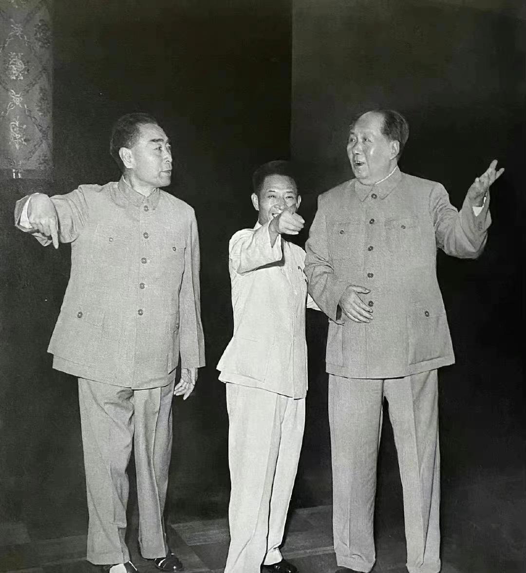 五六十年代，有一次胡耀邦陪同毛主席外出视察。毛主席问胡耀邦，你说说看，什么叫军事