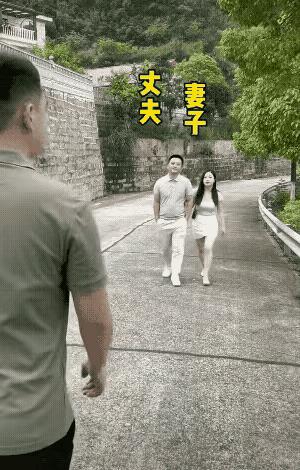 许久未见的好哥们，一个大大的拥抱，尽显好哥们间的情义……接下来发生的事情，着实令