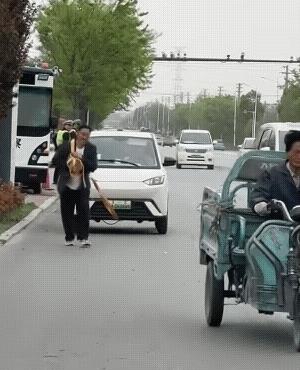 男子酒后拉着车子回家，好似混身有使不完的劲儿。
为了省个代驾费，酒后这办法还能想