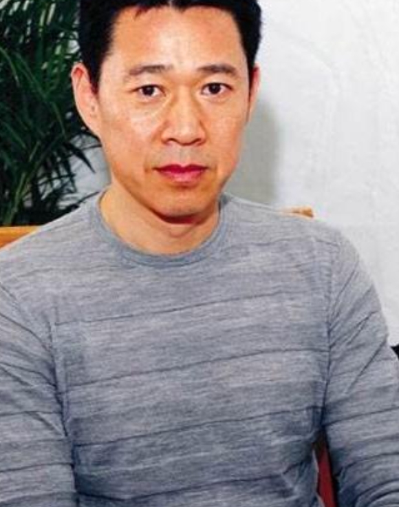 2014年，张丰毅的儿子张博宇结婚，继父孙海英担主持婚礼，亲生父亲张丰毅却拒绝参