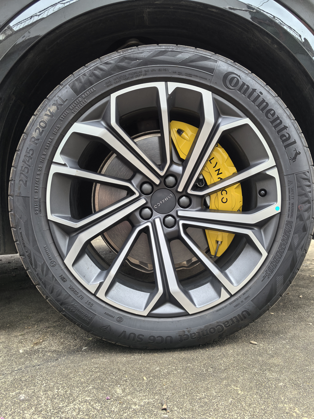 细说我为09配置的一些小物件
1.金属卡钳罩，因为原厂的卡钳太小了不好看。
2.