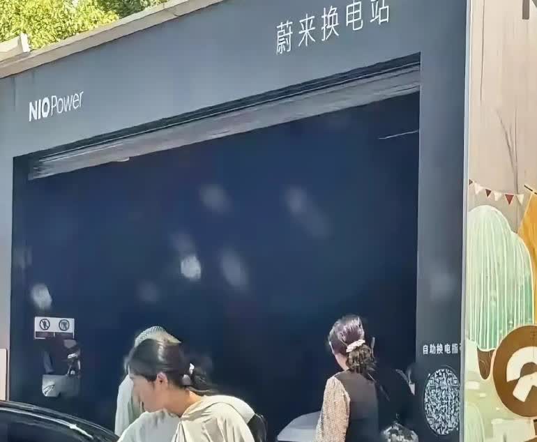 蔚来汽车车主气的想打人。好不容易跑到了换电站，结果发现一辆蓝牌汽车居然停在换电站