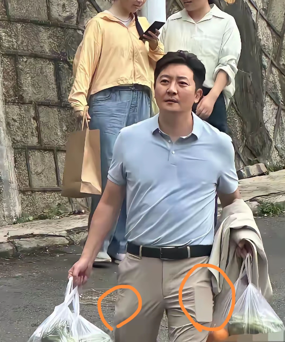 你发现了吗？
如今男的出门，都不爱带包了，两只口袋塞了一堆东西，什么手机，钥匙，